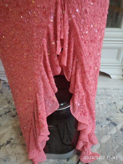 Не дорого фирменное вечернее с паетками платье