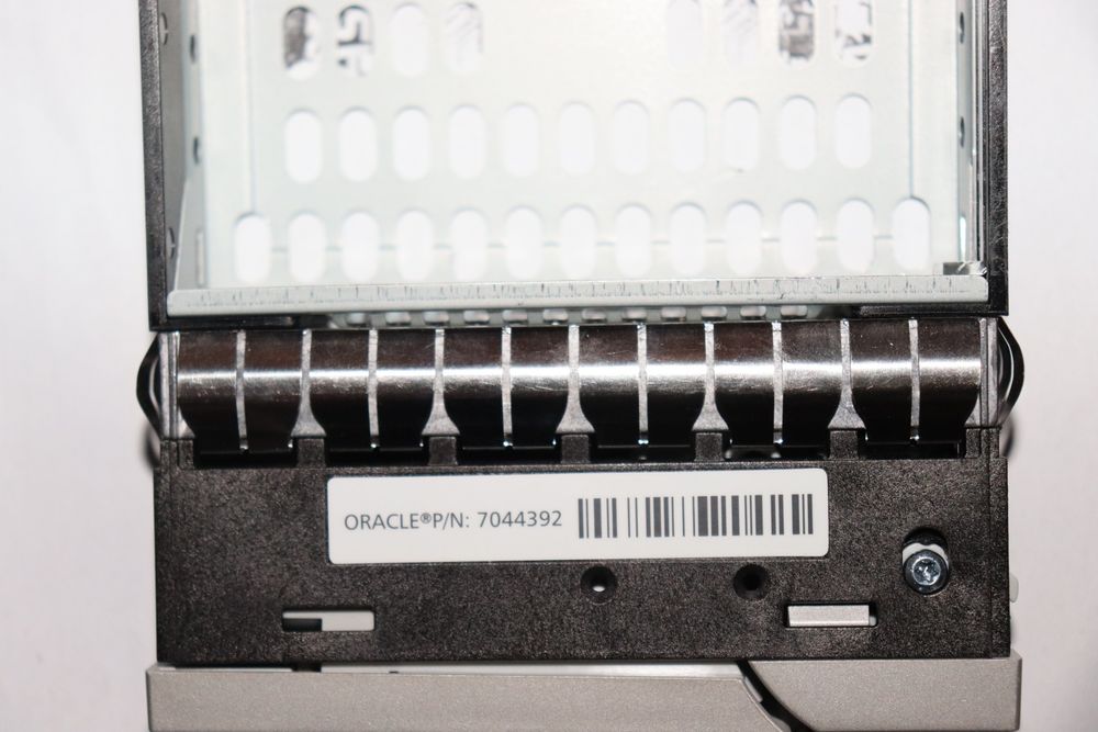 Caddy Server Original 3.5" Sun Oracle Storage DE2-24C / ZFS 7120/7320/7420 PN: 7 0 9 6 0 3 2 / 0 9 7 6 5 0 1 - 1 0