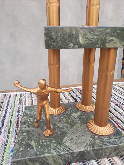 Trofeu din metal și marmură