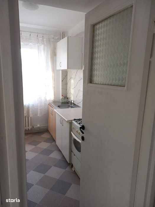 Apartament cu 3 camere semidecomandat zona Mircea cel Bătrân