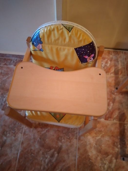 Детска,дървена масичка,столче и плот за хранене.