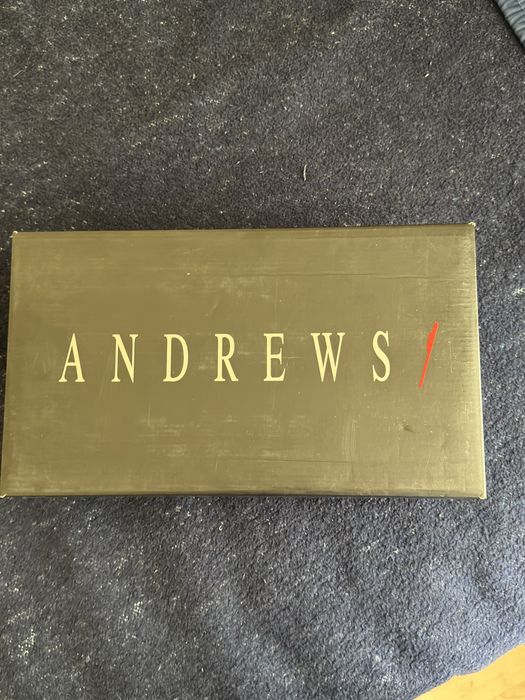 Костюм и обувки Andrews чисто нов