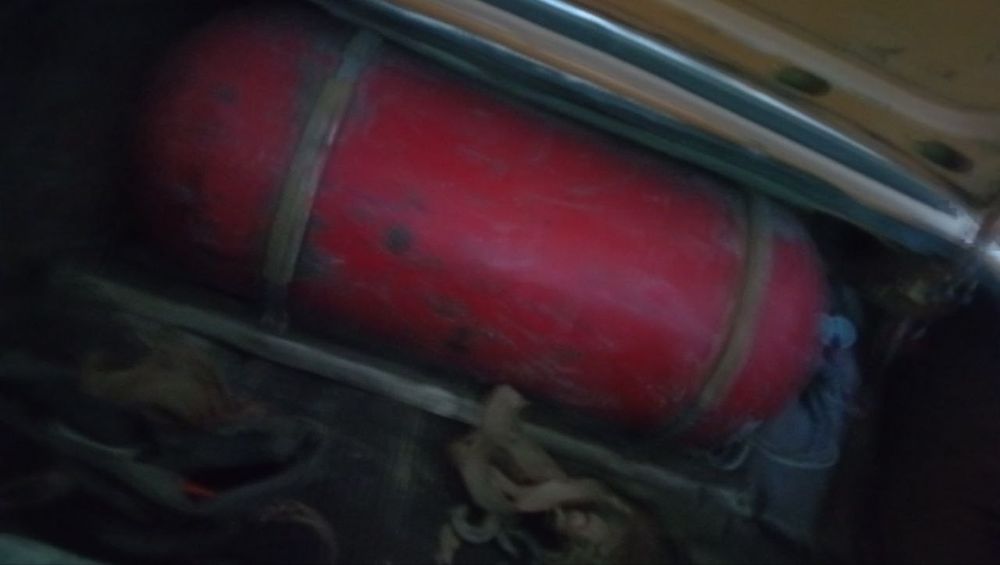 Москвич 412 yurib turibdi. Matan balonda.