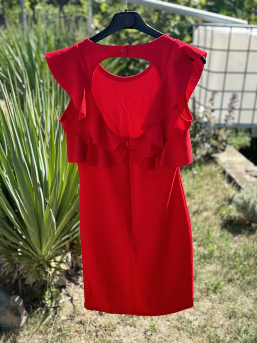 Къса Червена рокля с ефектен гръб с къдрици