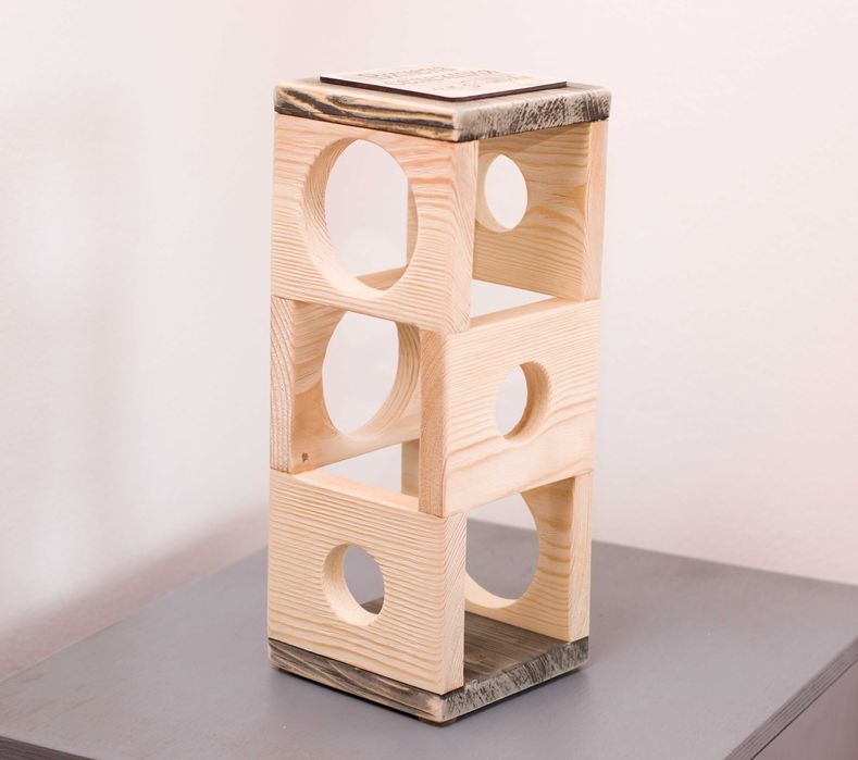 Стойка за винени бутилки с гравирано послание