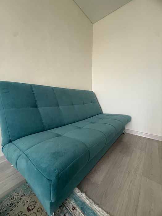 Срочно продам диван почти новый