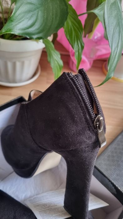 Дамски велурени обувки