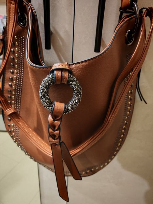 Чисто новадамска чанта с капси