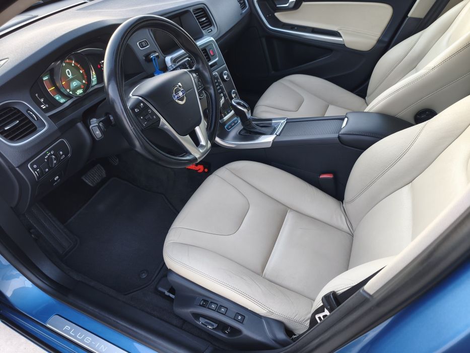 Volvo V60 Plug hybrid 2.4D6 AWD 283 cp AWD  //2014 EURO 5//Distronic//Piele//