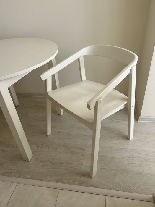 Стол и стулья для кухни