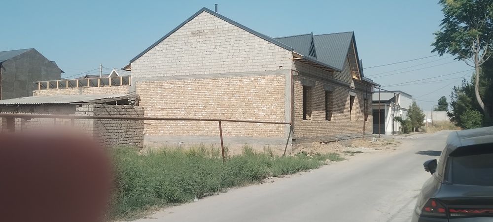 Сугдиёна махалласида уй сотилади.