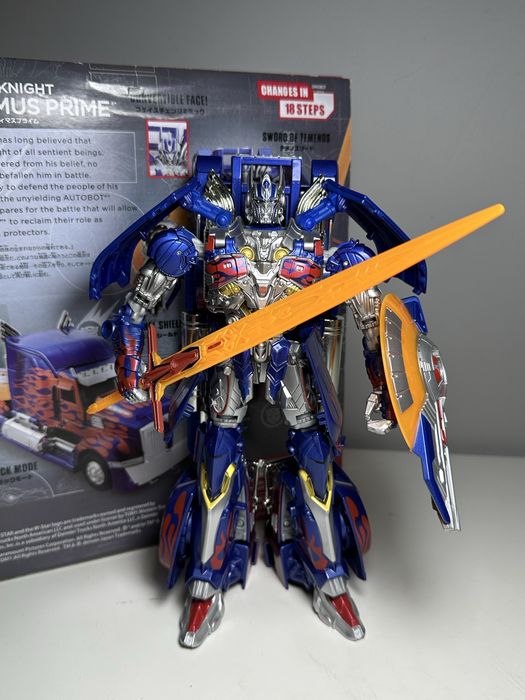 Figurina Optimus Prime Takara Tomy Amour Knight si Megatron Dotm Studio Series