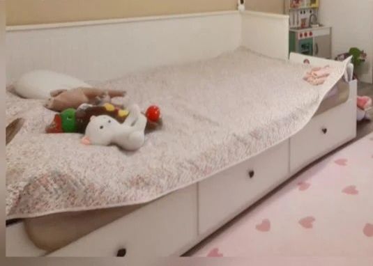 Pat Divan IKEA- HEMNES+2  saltele
Divan cu 3 sertare/2 saltele, alb/Åfjäll fermă, 80x200 cm
Divan cu 3 sertare/2 saltele, alb/Åfjäll fermă, 80x200 cm