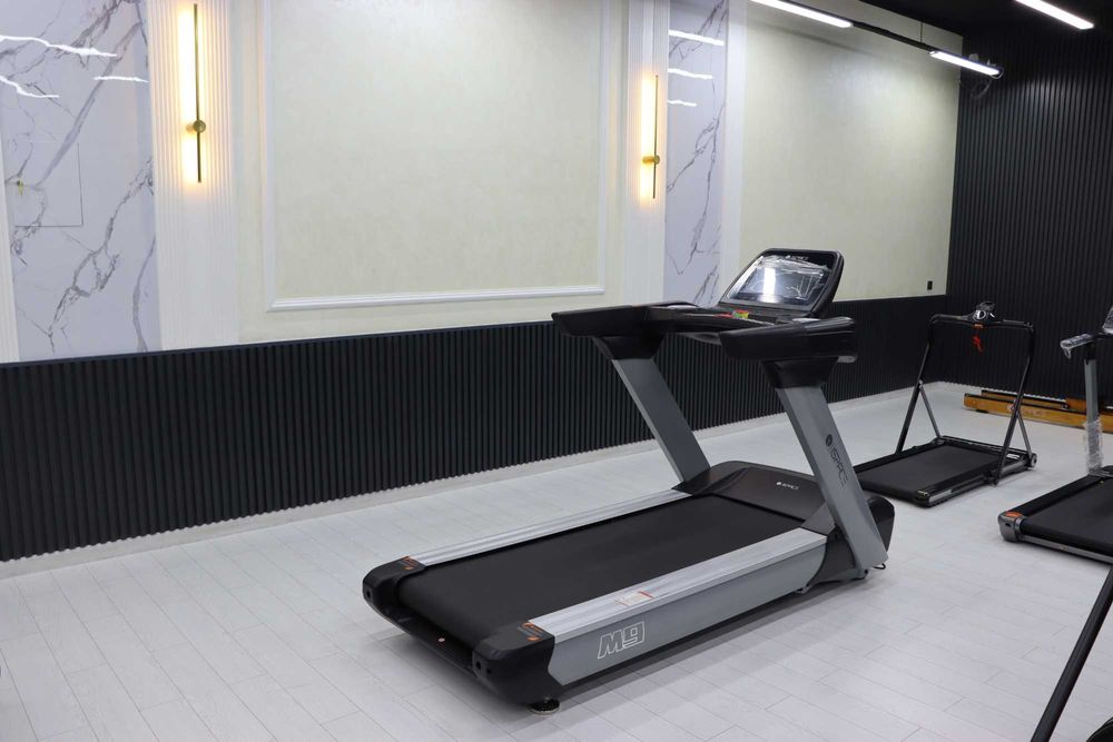 Беговая дорожка с интегрированным держателем для бутылки с водой.