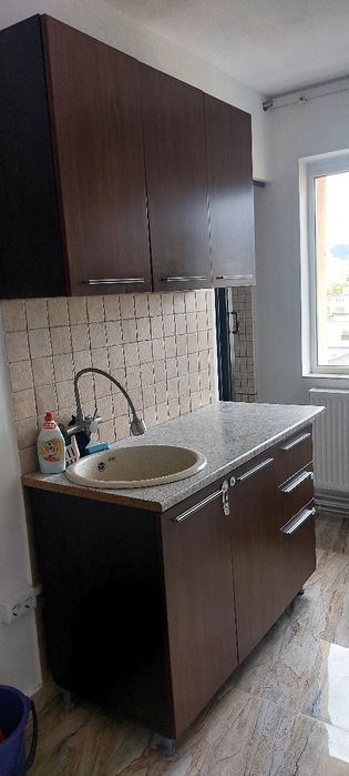 Mobilă bucătărie completă (corpuri sus + jos + blat + chiuvetă+baterie) – stare bună