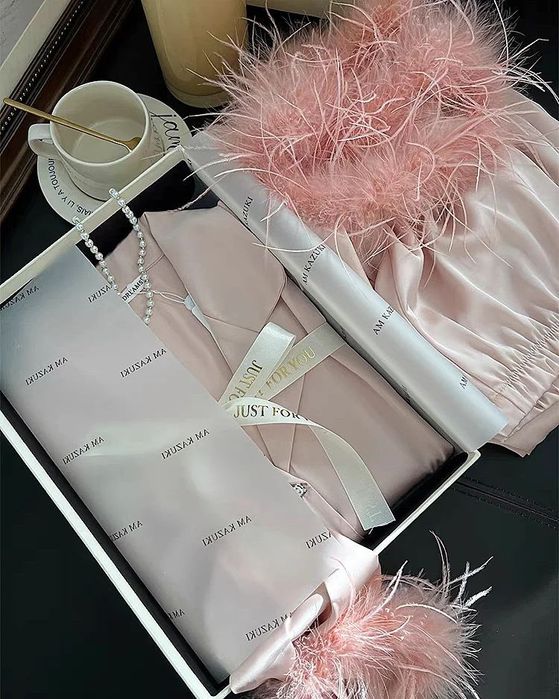 Высококачественная, роскошная и элегантная женская пижама.