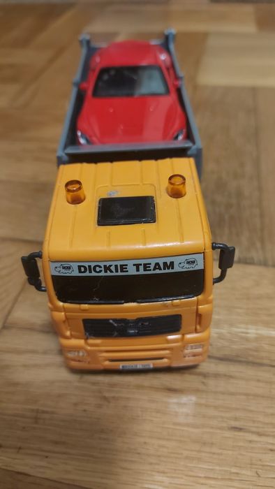 Две коли играчки