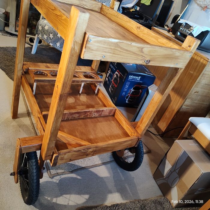 Маса, помощна маса с колела.