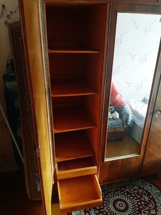 Продам старый шкаф