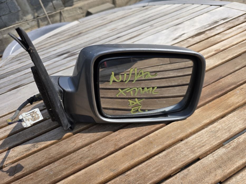 Продавам дясно огледало нисан х трал