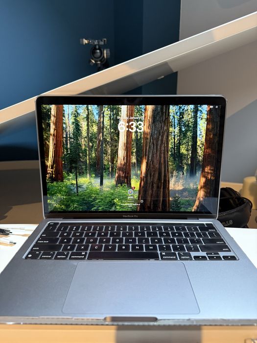 MacBook Pro 13” M1 (2020) – 8GB RAM, 256GB SSD + husă inclusă