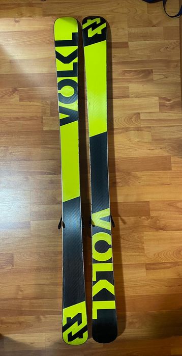 Vând schiuri și bețe