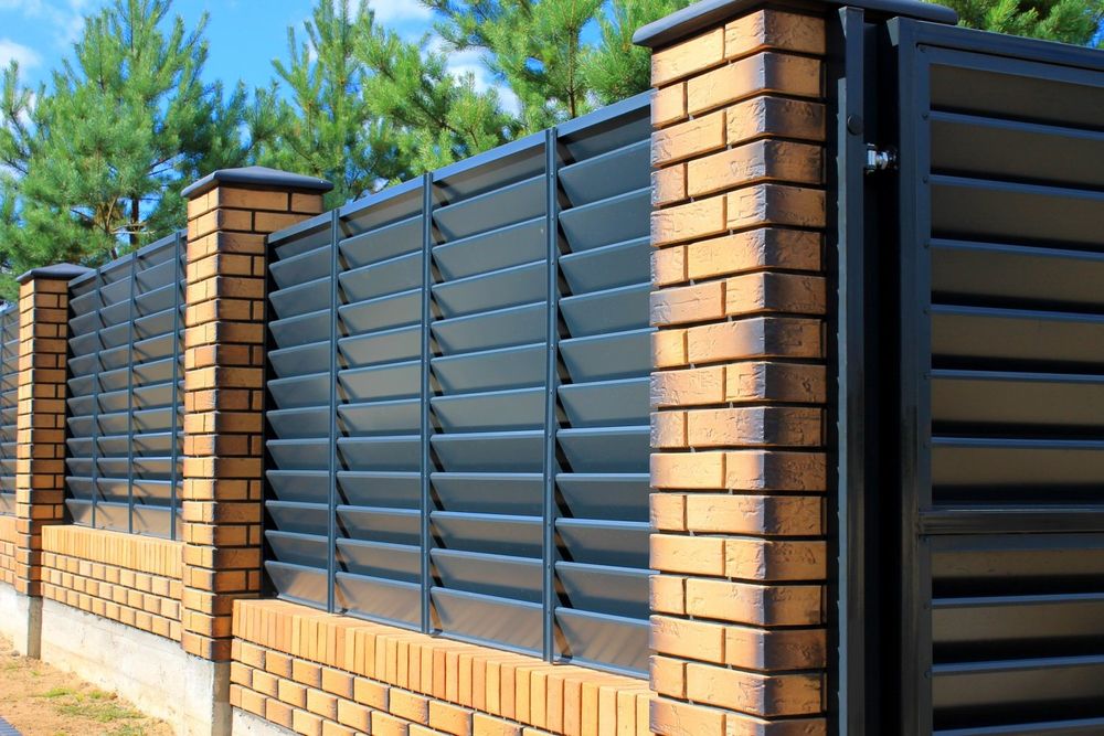 Garduri și porți din jaluzele șipcă metalică