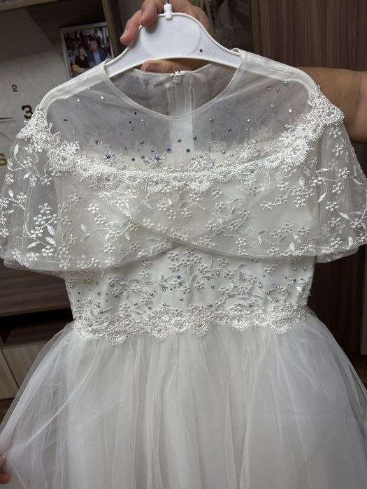 Нарядное белое пышное платье