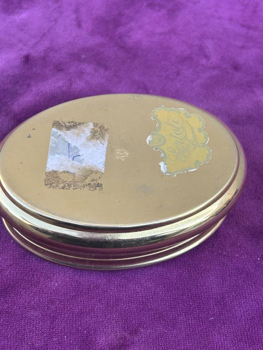 Cutie aurie de bijuterii