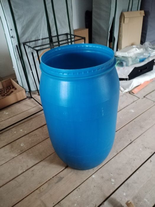 Vand spalier, cornier fier, sarma ghimpata si butoaie de plastic: