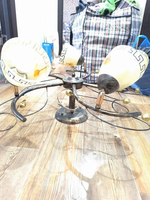 Срочно ! Продам люстру , в отличном состоянии