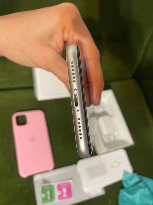 Iphone 11 128 gb бял white перфектен като нов