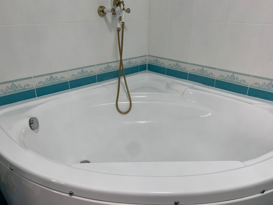 Ванна угловая б/у