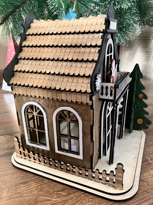 Лазерно изрязана коледна къщичка