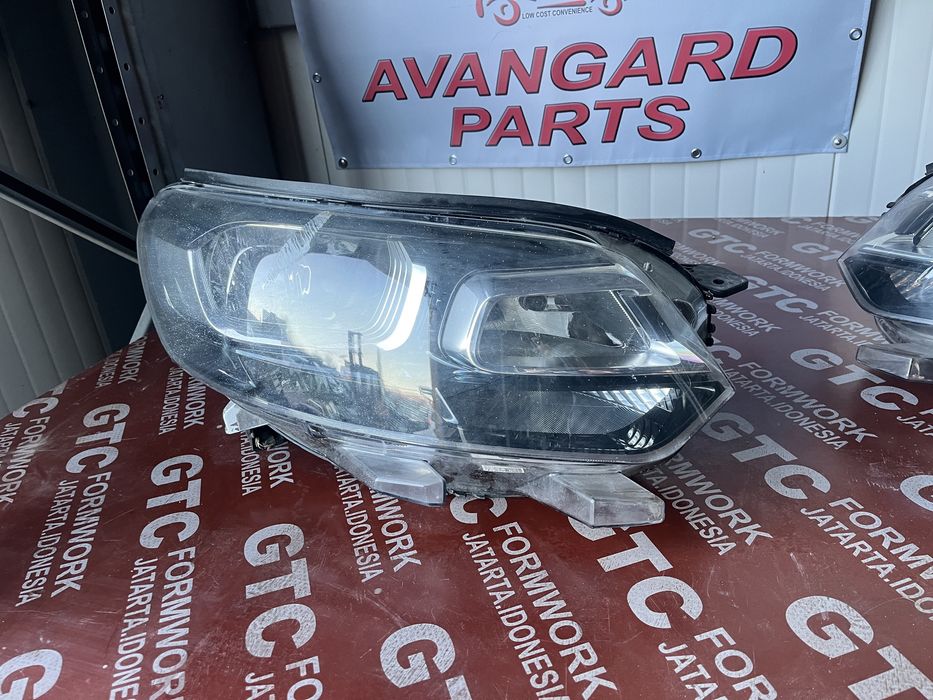 2 комплекта ляв и десен фар Citroen Jumpy 2016-2023