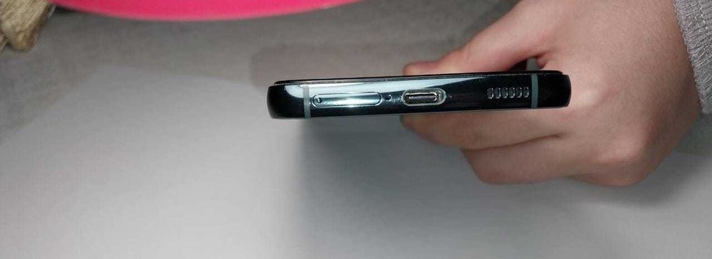 Б/У мобильный телефон Samsung Galaxy S22