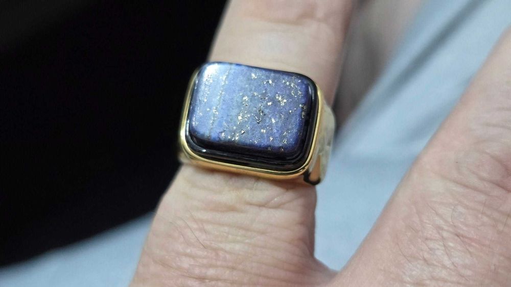 Inel vintage din metal comun aurit cu lapislazuli