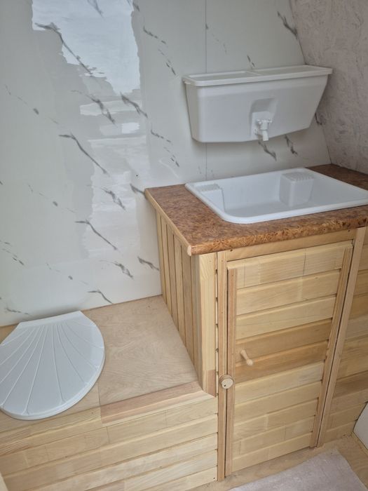 Огромный уличный туалет