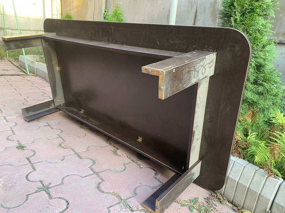 Кресло и журнальный столик