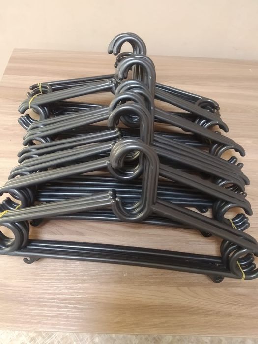 Продам вешалки новые.