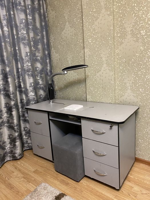 Готовый стол для работы с маникюром