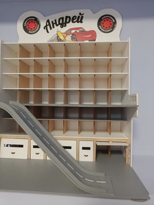 Писта с гаражи, подходяща за колички Hot wheels и по-големи