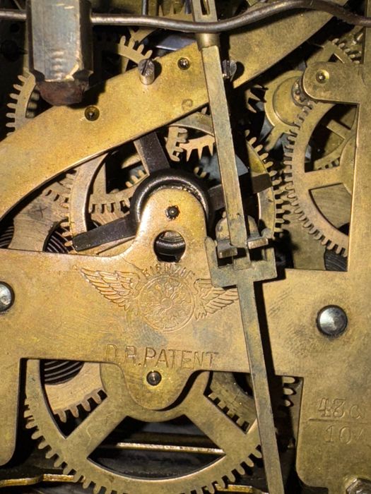 Антикварные настенные часы с боем