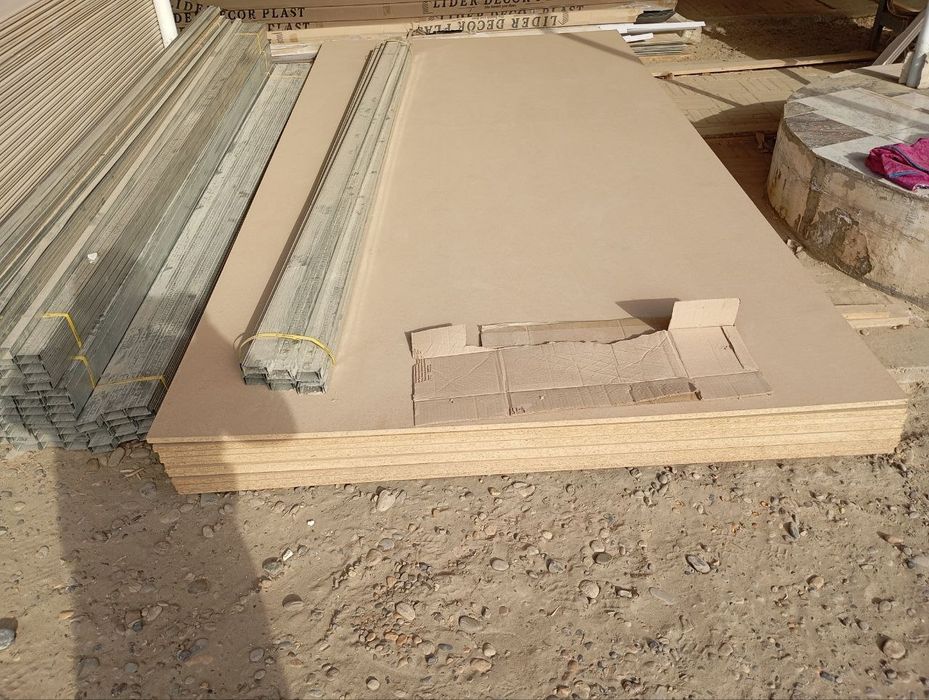 Taxta yog'och bolor dekor plastik va gipsokarton mahsulotlari sotiladi