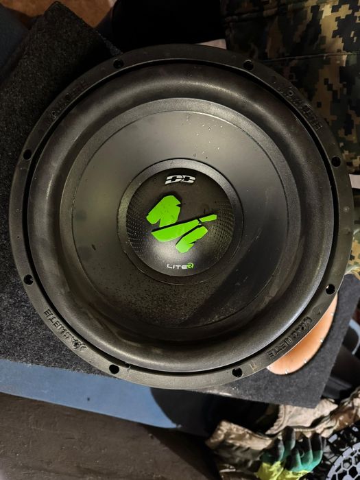 Сабвуфер на машин