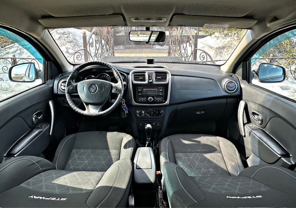 Renault Sandero/автомат/2015г