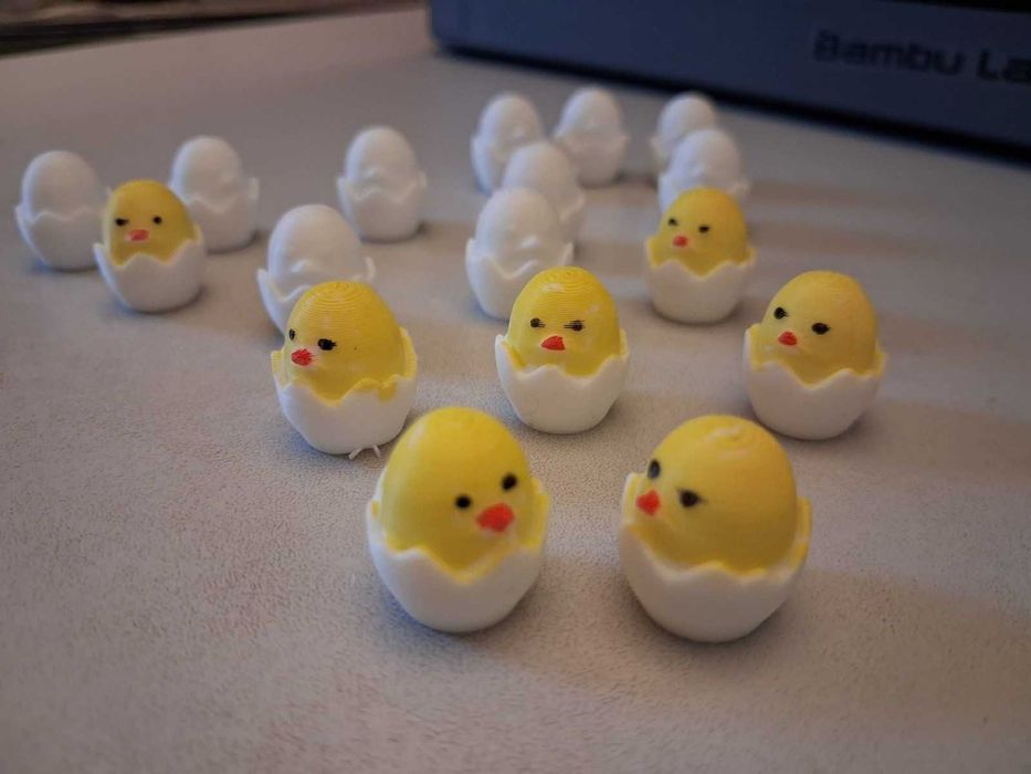 Сладка мини фигурка – пиленце в яйце