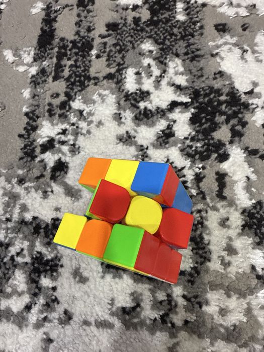 Кубик Рубика очень интересная и развивающая игрушка.