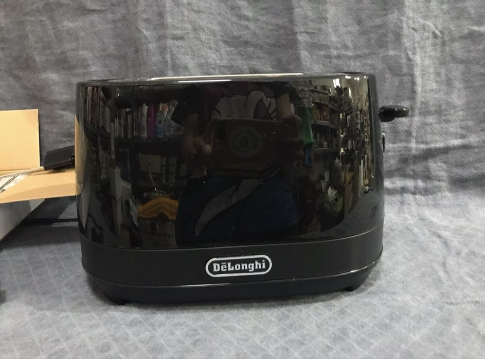 Тостер Delonghi.