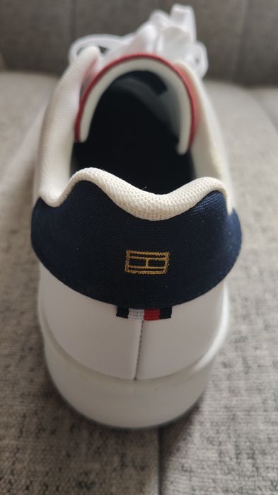 Продавам чисто нови кецове Tommy Hilfiger 40 номер